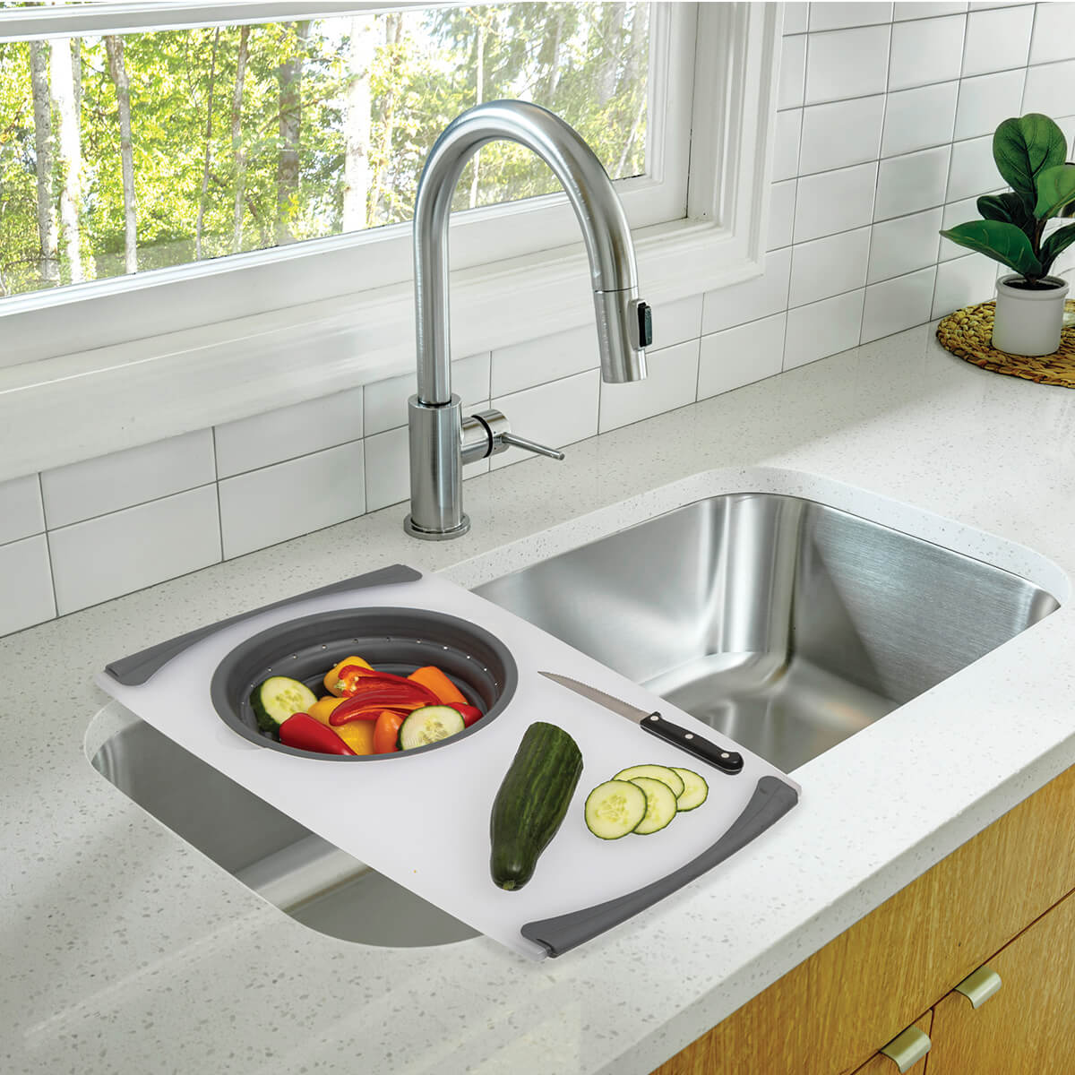 Planche à découper avec passoir retractable 