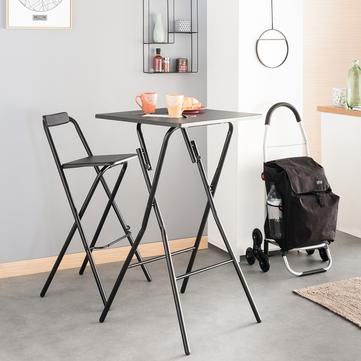 Table de bar et 2 chaises pliantes 