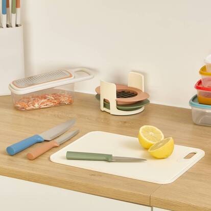 set-planche-a-decouper-et-couteaux-4-pieces-multicolore