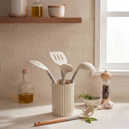 set-pot-et-5-ustensiles-d-6-2-cm-creme